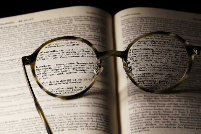 okulary leżące na książce 